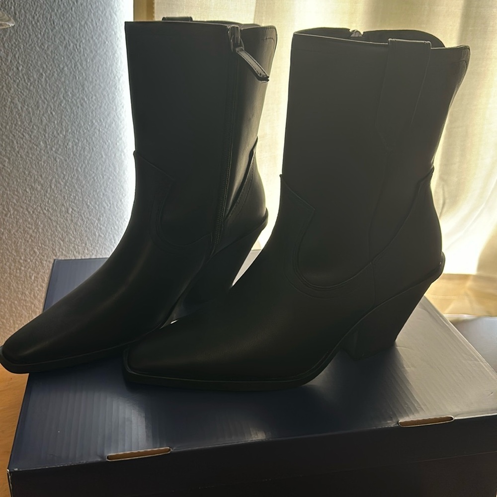 Never worn brand new size 7 women’s western boots